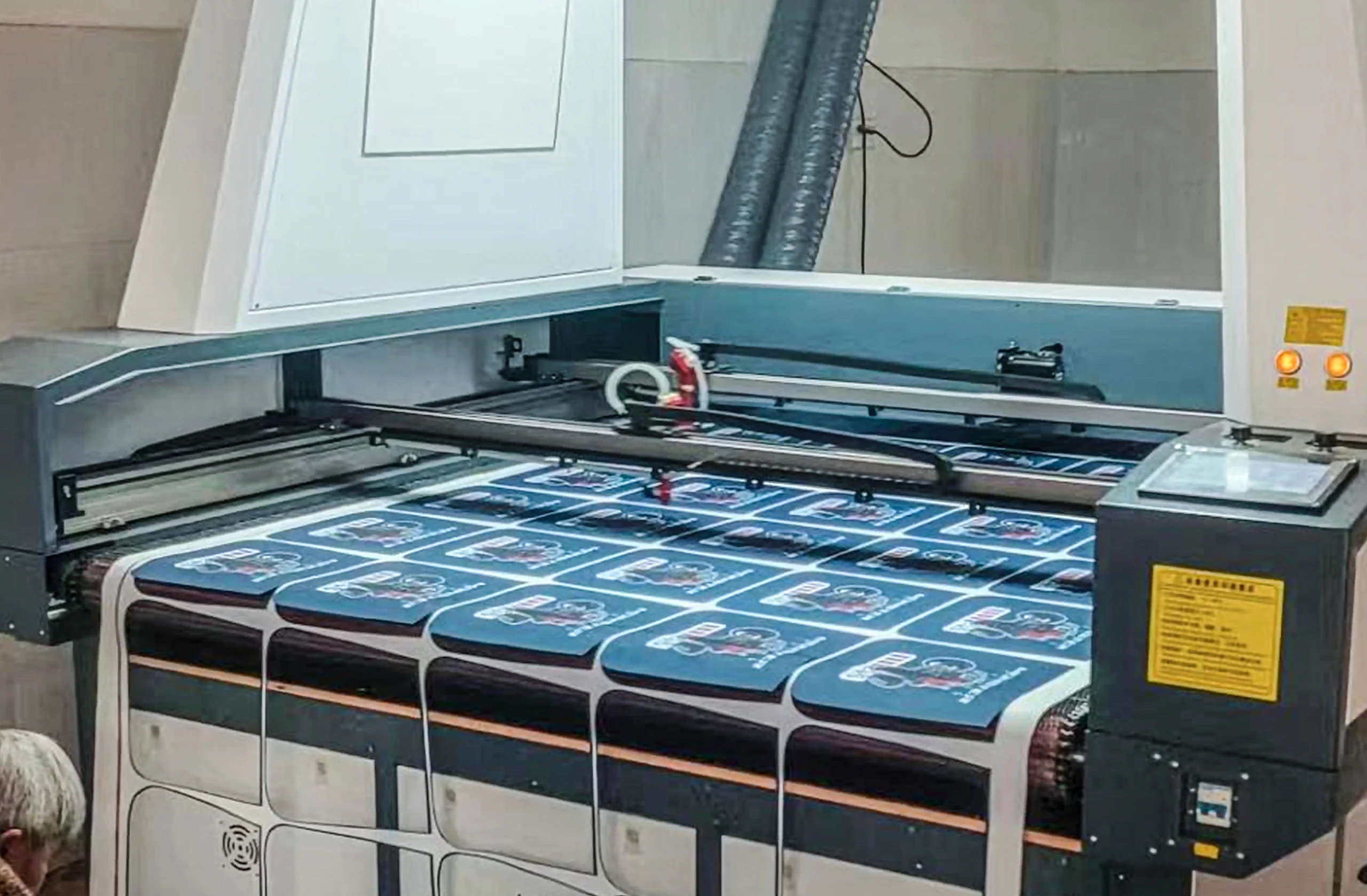 Cutting the leather for cosmetic pouch production