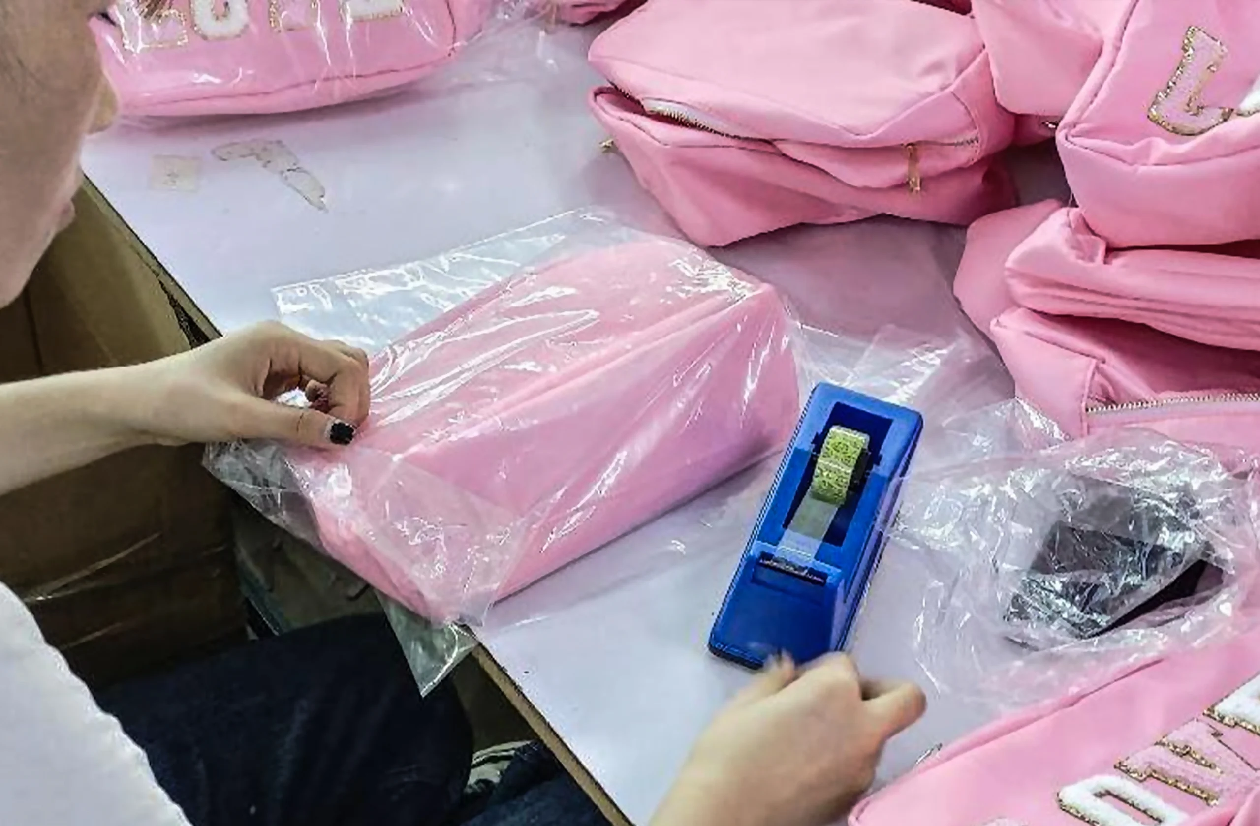 Careful packing process for export cosmetic bag orders